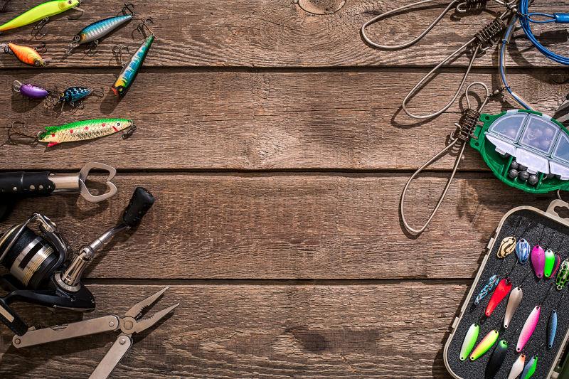 木制背景下的钓鱼渔具