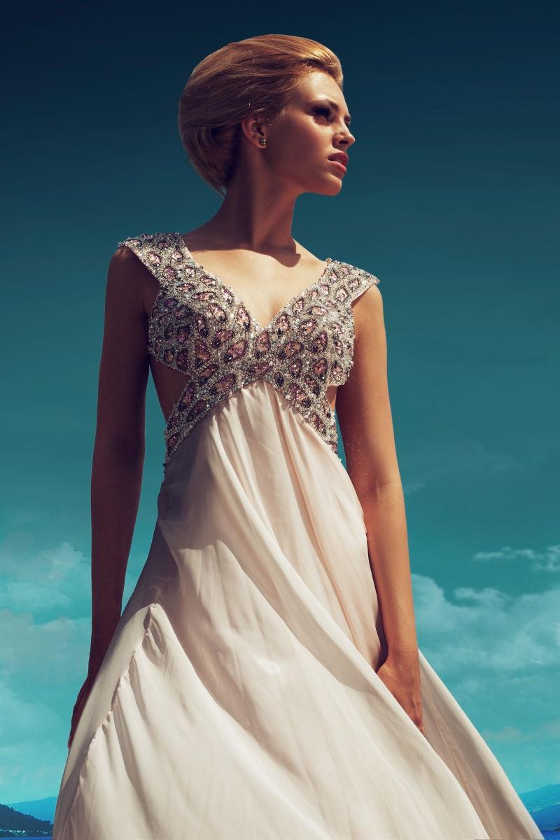 有钻石连衣裙的美女