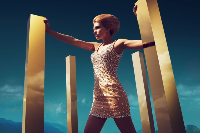 有钻石连衣裙的美女模特