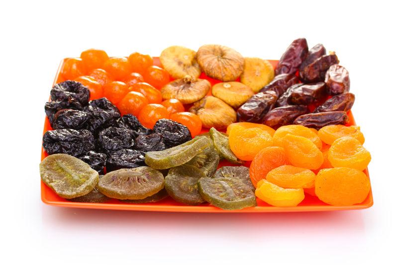 白色背景上的美味干果