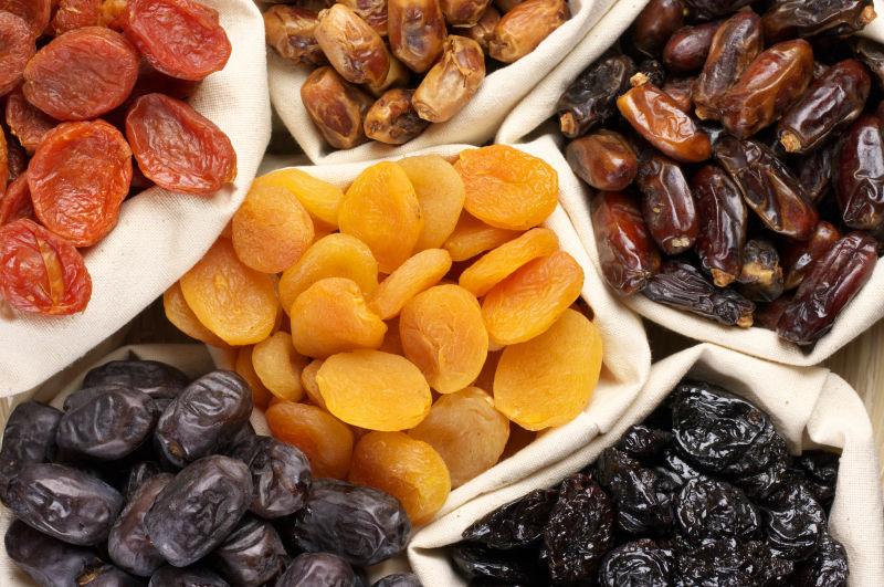 白色口袋中的各种水果干