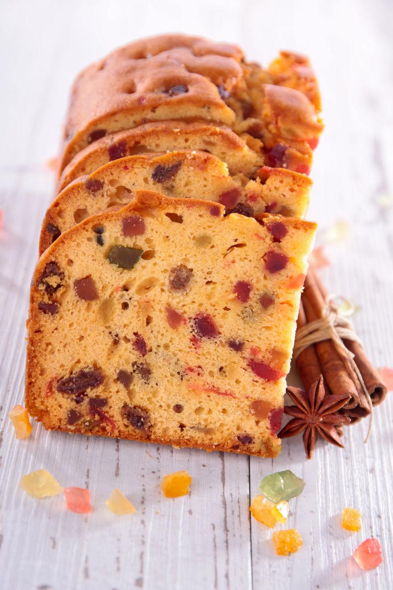 白色木质背景上的水果蛋糕