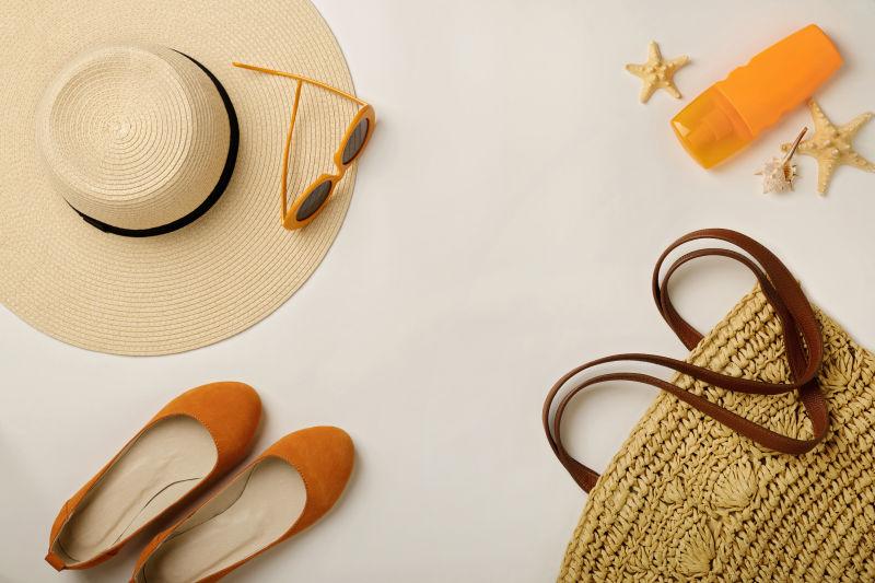 沙滩上的女性旅行必备品