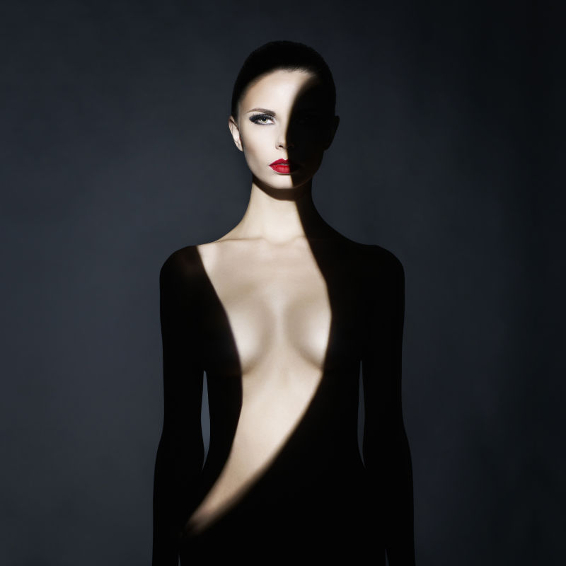黑影照在女人完美的身体上