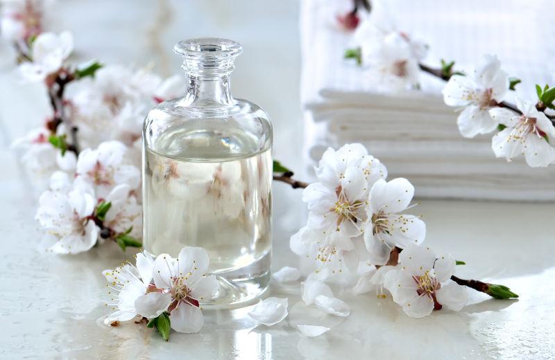 透明玻璃瓶子里的精油