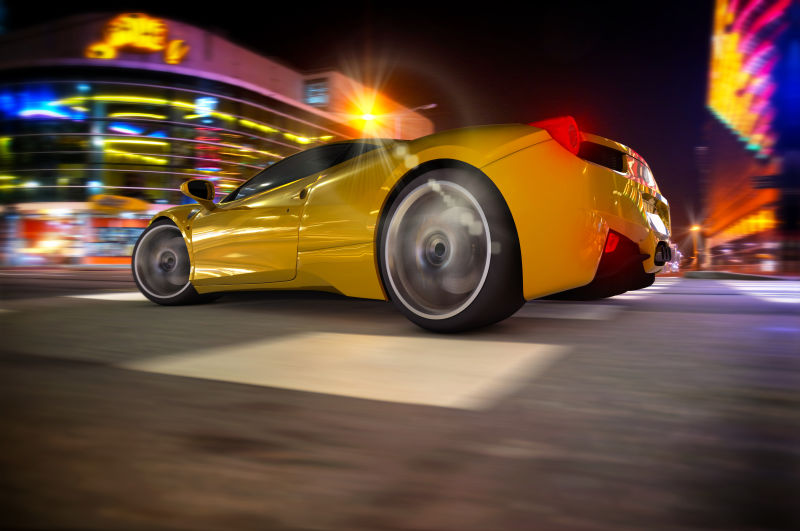 城市夜色下豪华黄色跑车