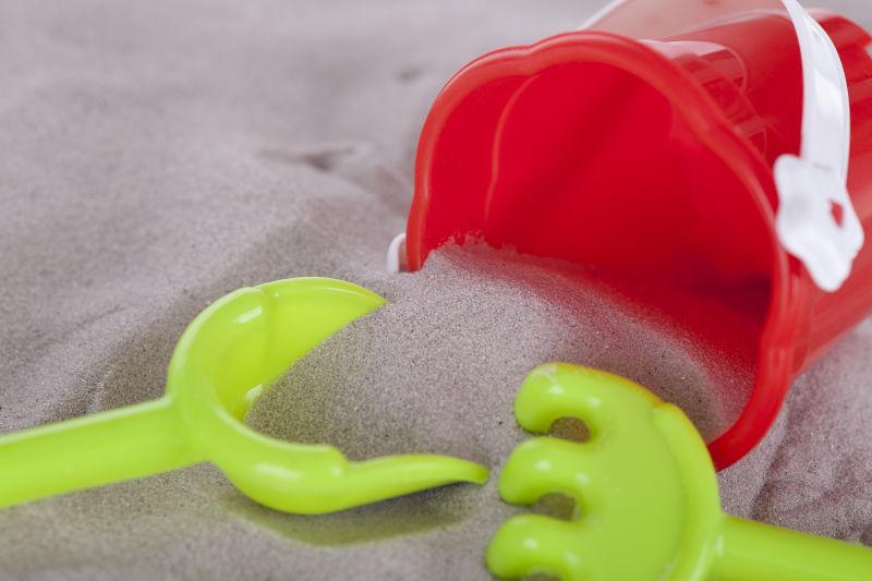 沙子上的沙滩玩具