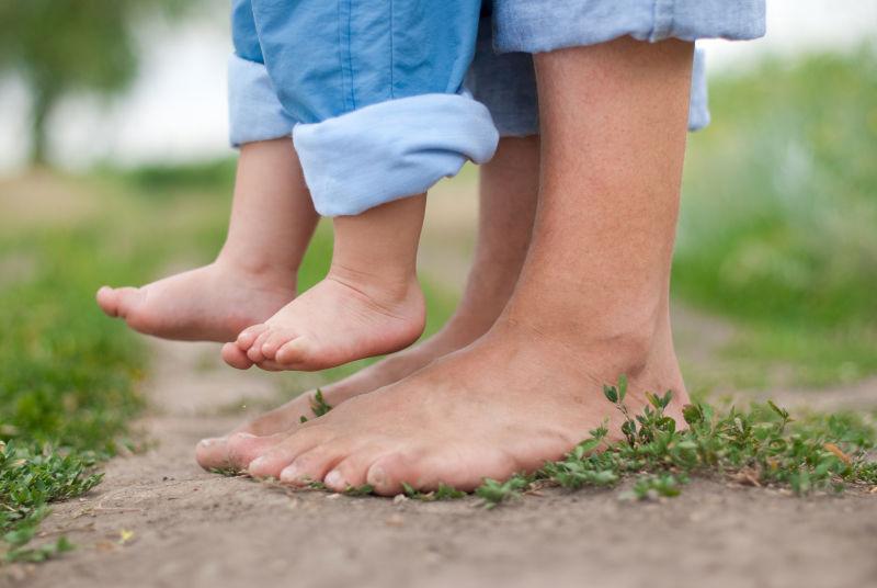 赤脚踏在青草上家庭