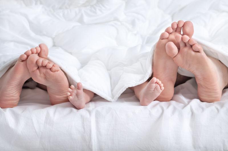 毯子下面的家庭脚丫
