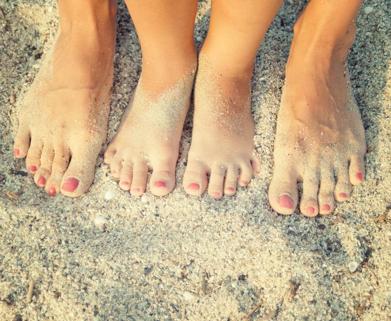 海中的孩子和妈妈的脚