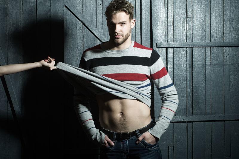 被掀起上衣的男人