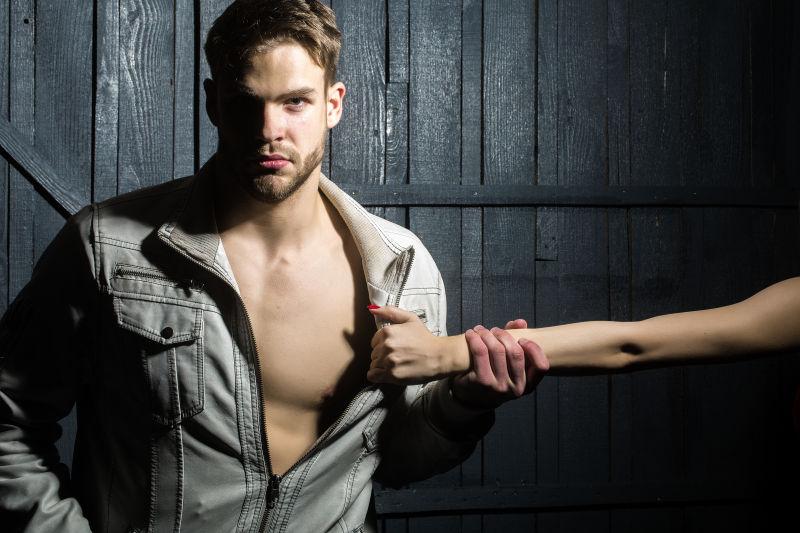 黑色木门前面的帅哥