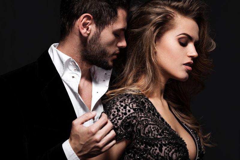 黑色背景下优雅性感的情侣