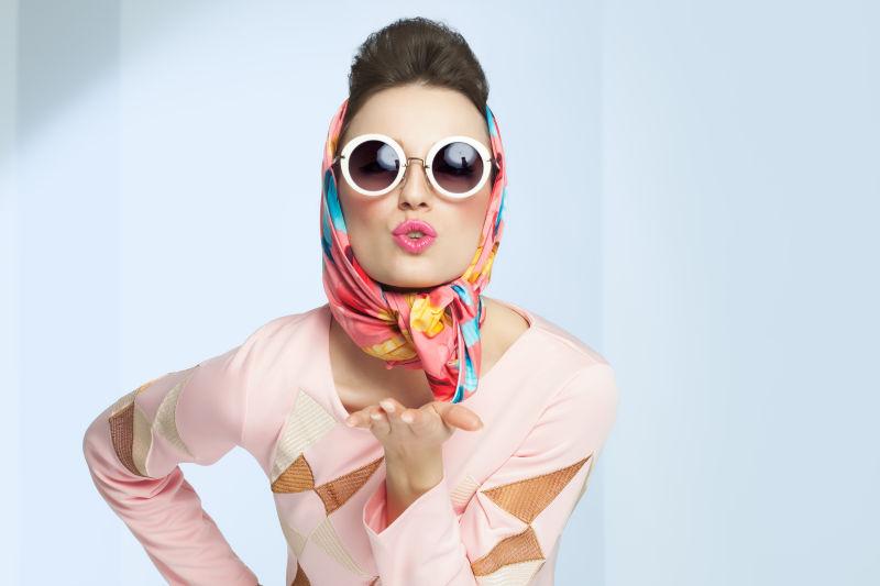 戴着头巾墨镜的年轻美女