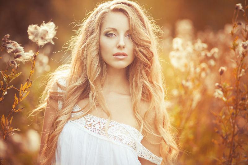 秋天户外美丽的金发美女