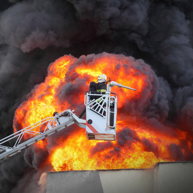 使用升降机救火的消防员