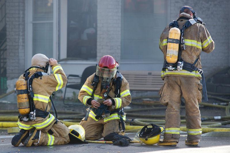 执行救援任务的消防队