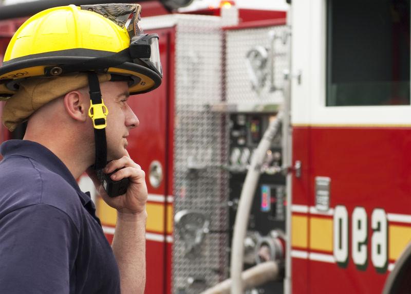 使用对讲机的消防员