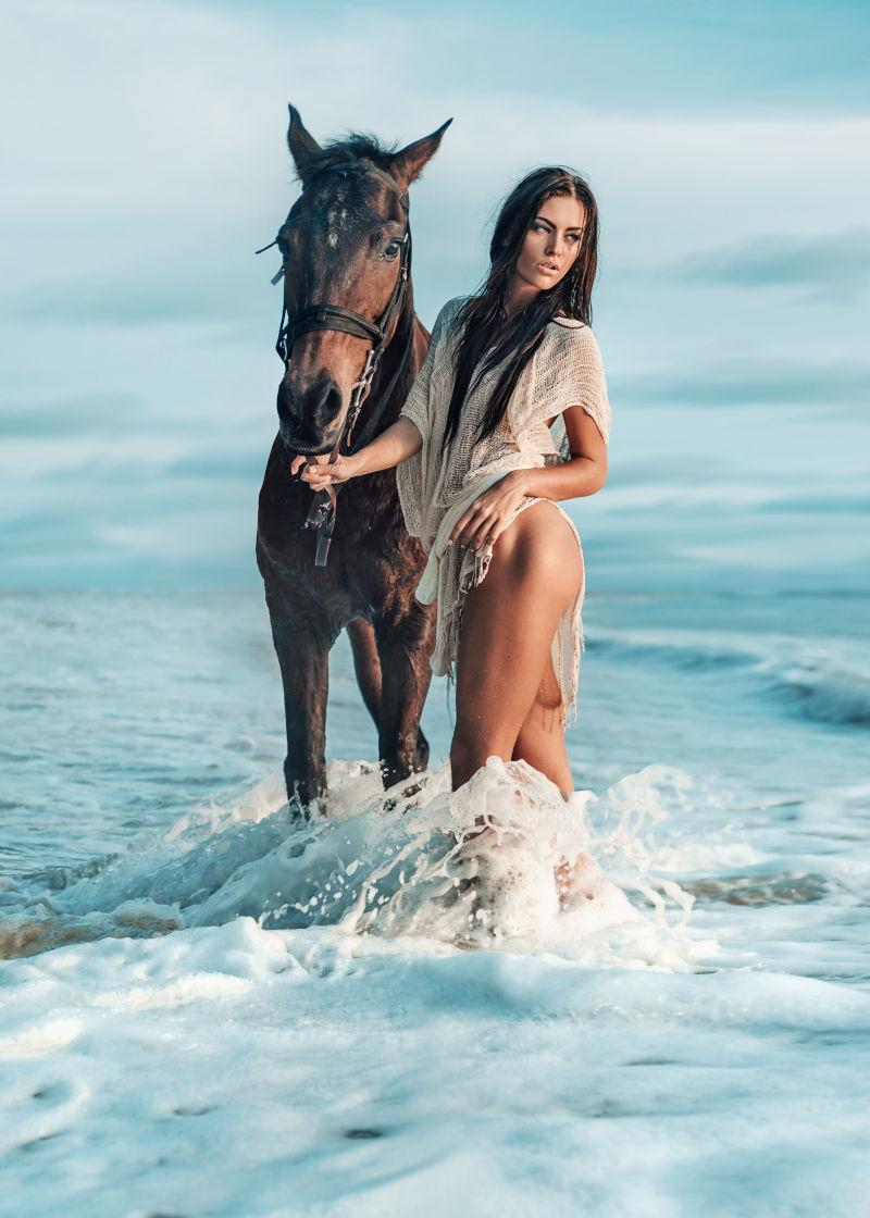 苗条的女人和她心爱的马