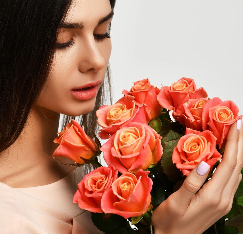 美丽的女人带着玫瑰花
