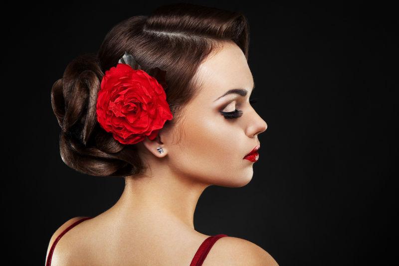 满头红花的热情女人