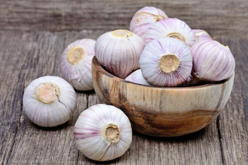 桌上木碗里的新鲜大蒜