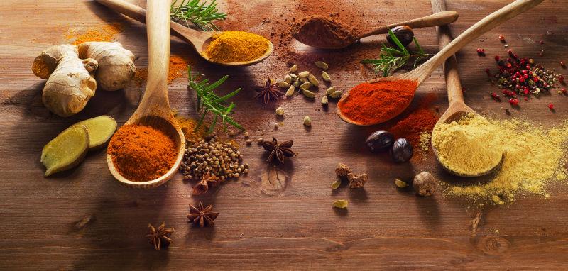 木桌上的香料和草本植物