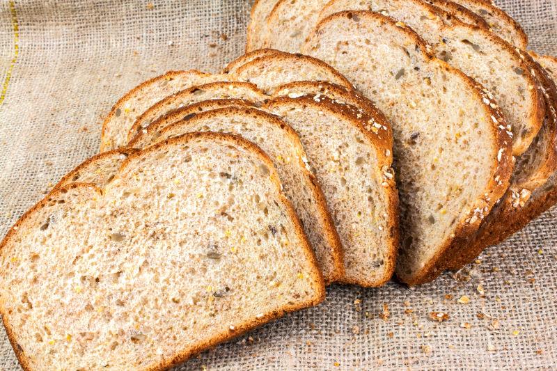 切片后的小麦面包