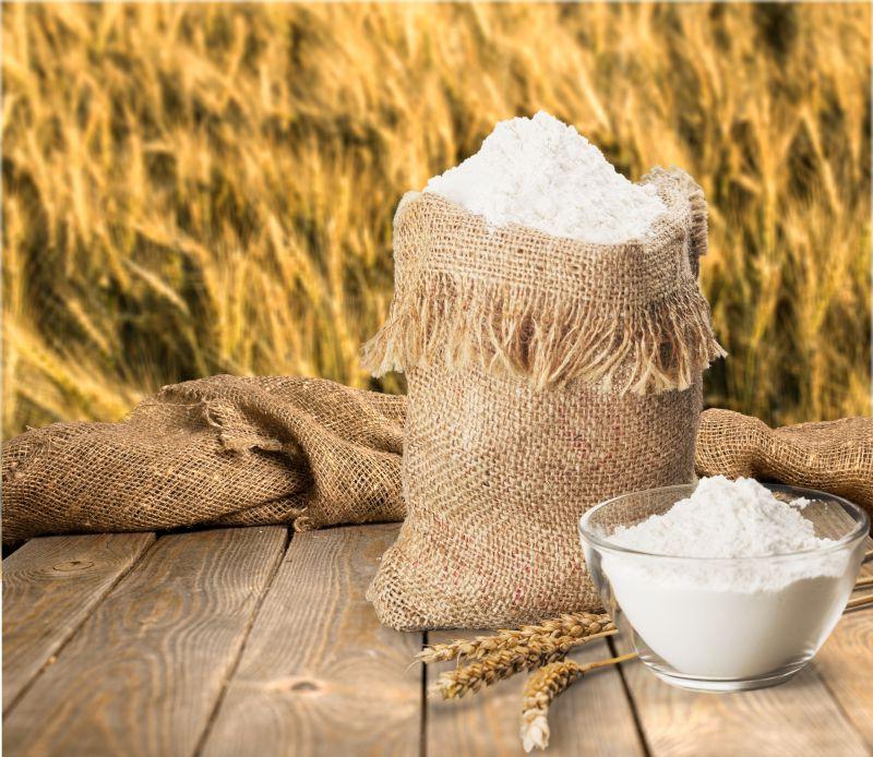 木桌上的小麦面粉