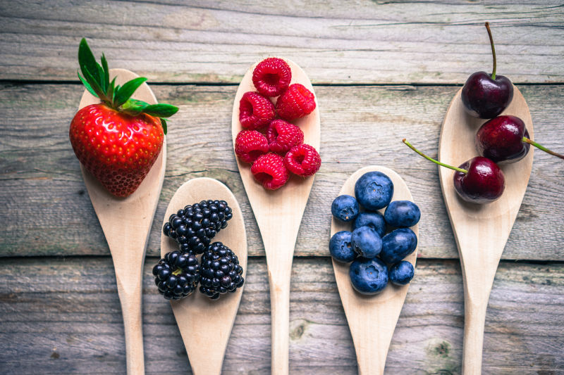 木制背景的浆果