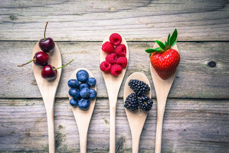 木制质朴背景的浆果