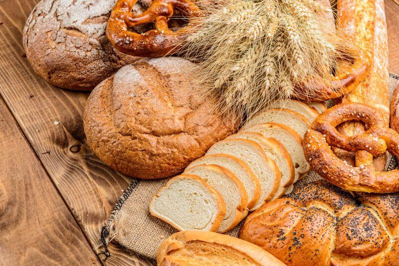 木制新鲜面包和小麦