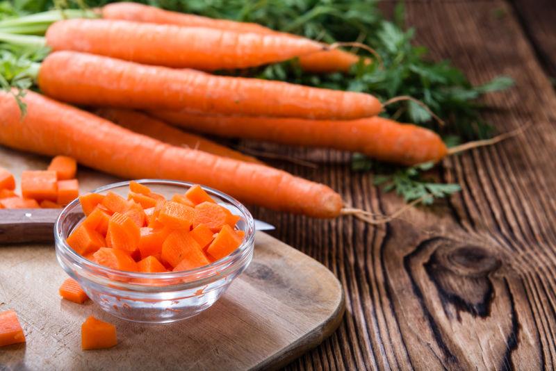 胡萝卜丁和新鲜胡萝卜