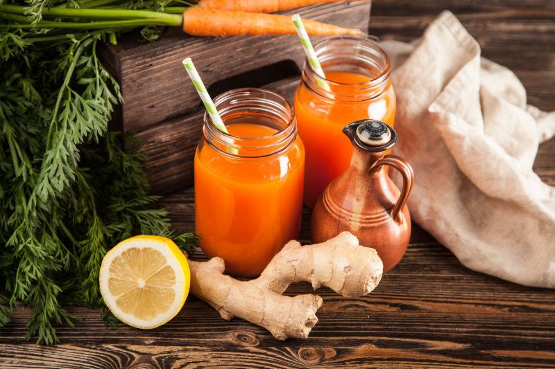 瓶装的新鲜胡萝卜汁