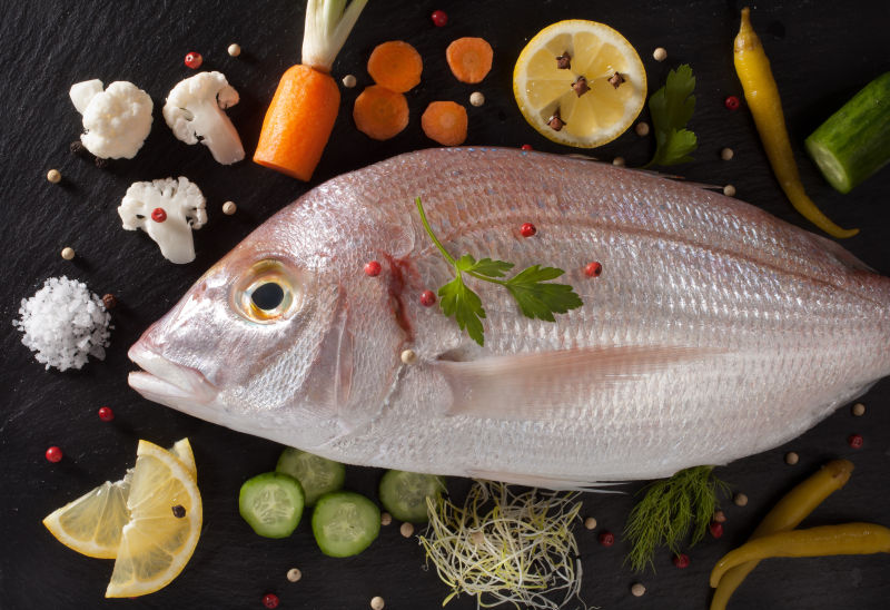 新鲜的鱼与蔬菜