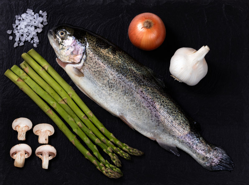 鱼类和各种蔬菜与香料