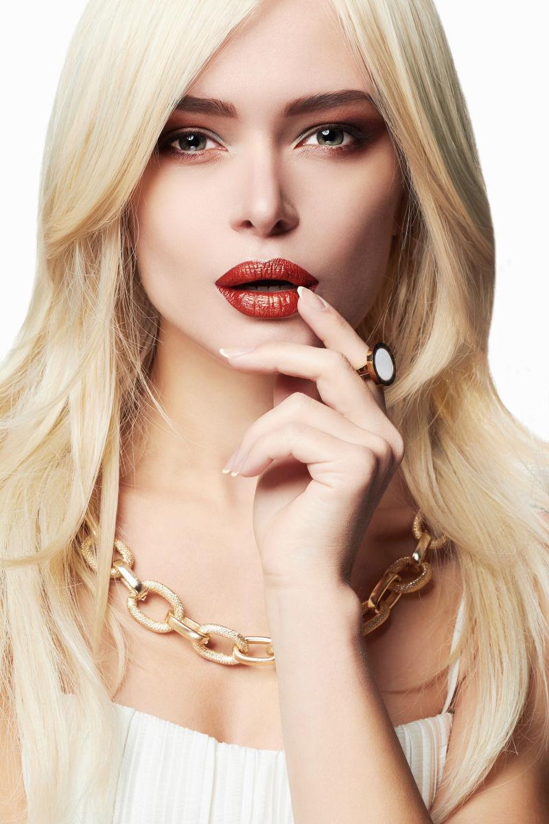 棱角分明的金发美女