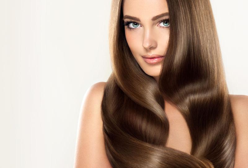 年轻美女的光滑秀发