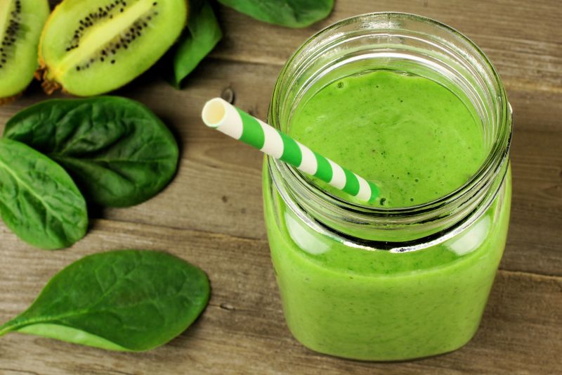 菠菜和猕猴桃木绿色健康果汁