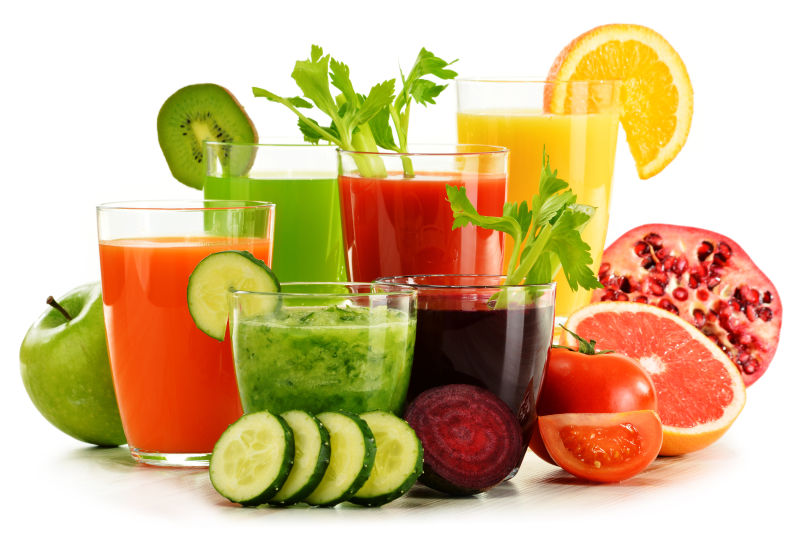 不同新鲜有机蔬菜水果和各种果汁