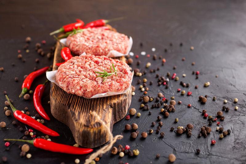 黑色木桌上的生肉馅与香料