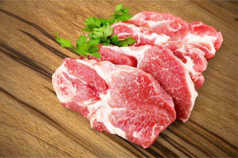 在木桌上的新鲜生肉