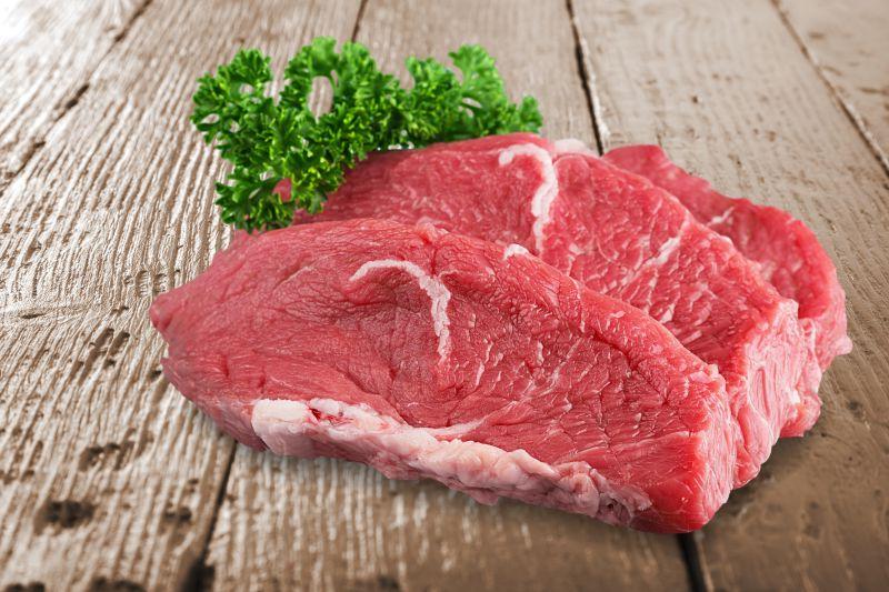 旧木桌上的生肉