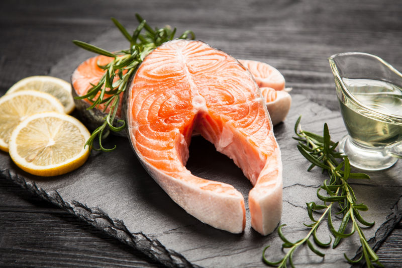 黑色盘子上的鲜鱼块