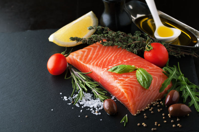 鲜鱼肉与圣女果