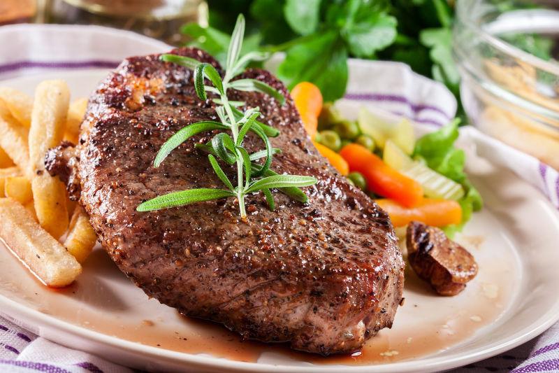 烤牛排配烤土豆和蔬菜