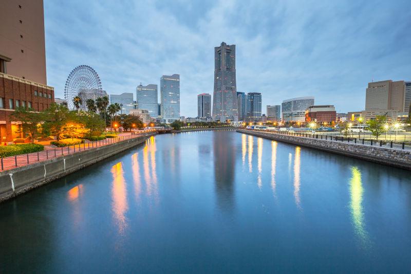 日本黎明时分横滨市城市夜景