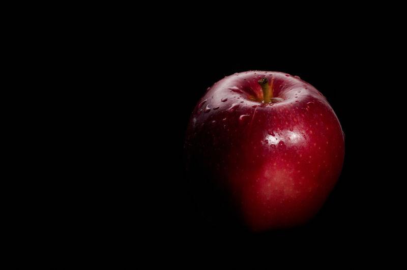 黑色背景中的红苹果