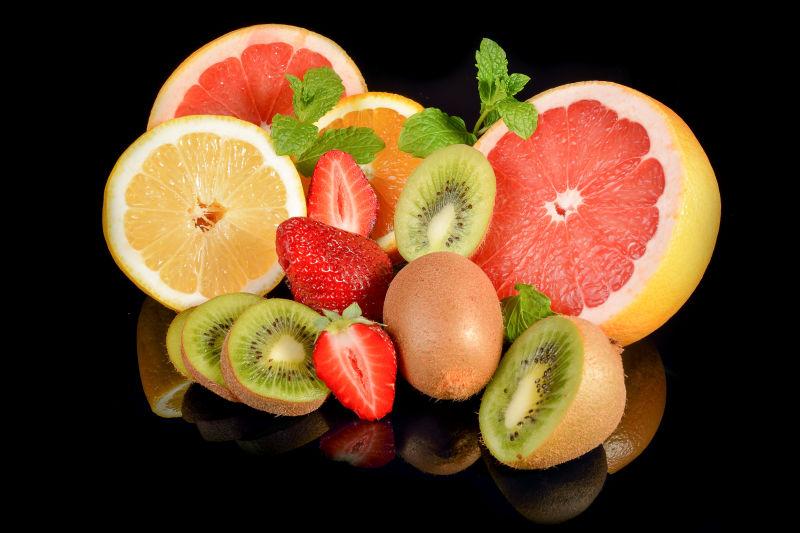 黑色背景下的水果集合