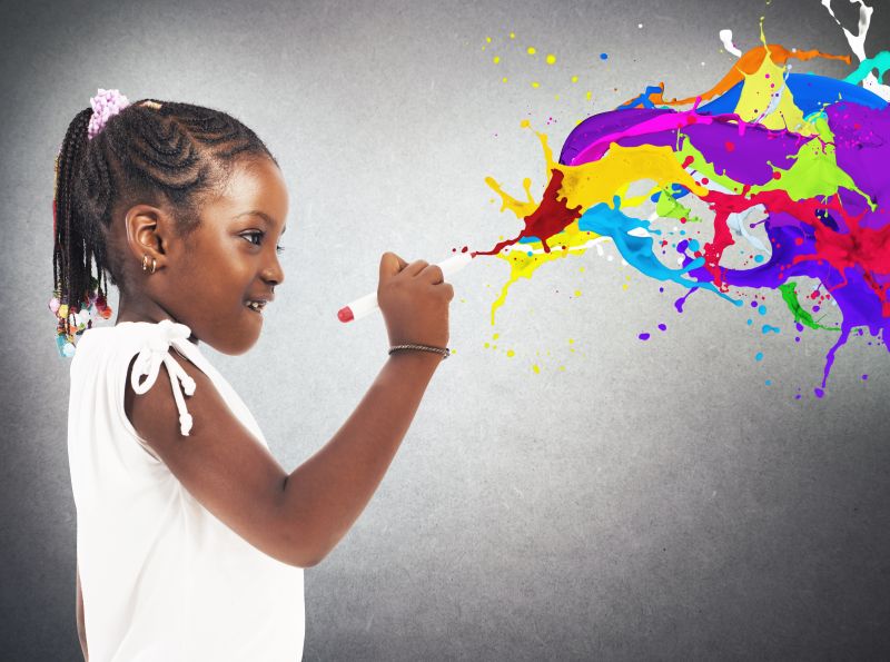 灰色背景上的非洲小女孩和飞溅的彩色颜料